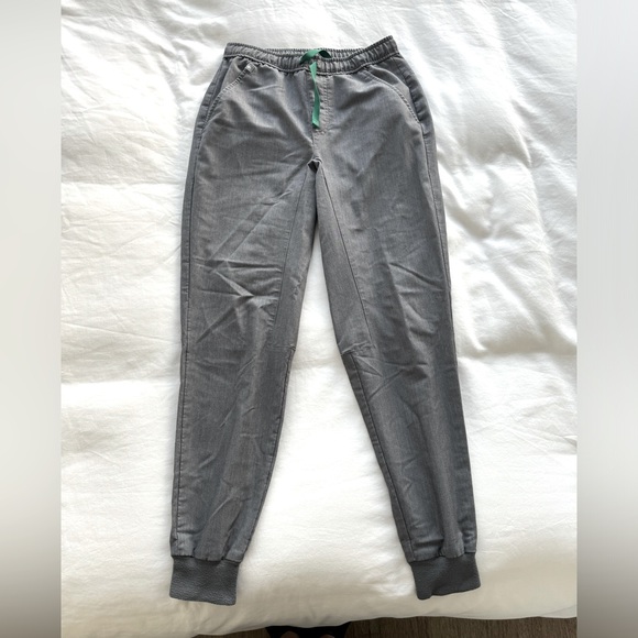 Figs Leon Scrub Top and Tansen Jogger set - Picture 2 of 2